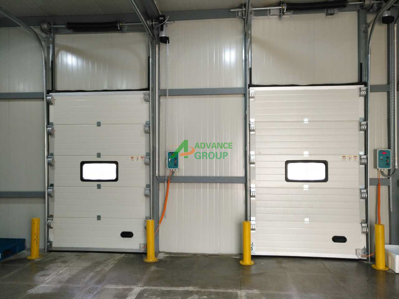 Insulated Industrial Sectional Overhead Door, Automatic Lifting Door for Warehouse Factory Loading D